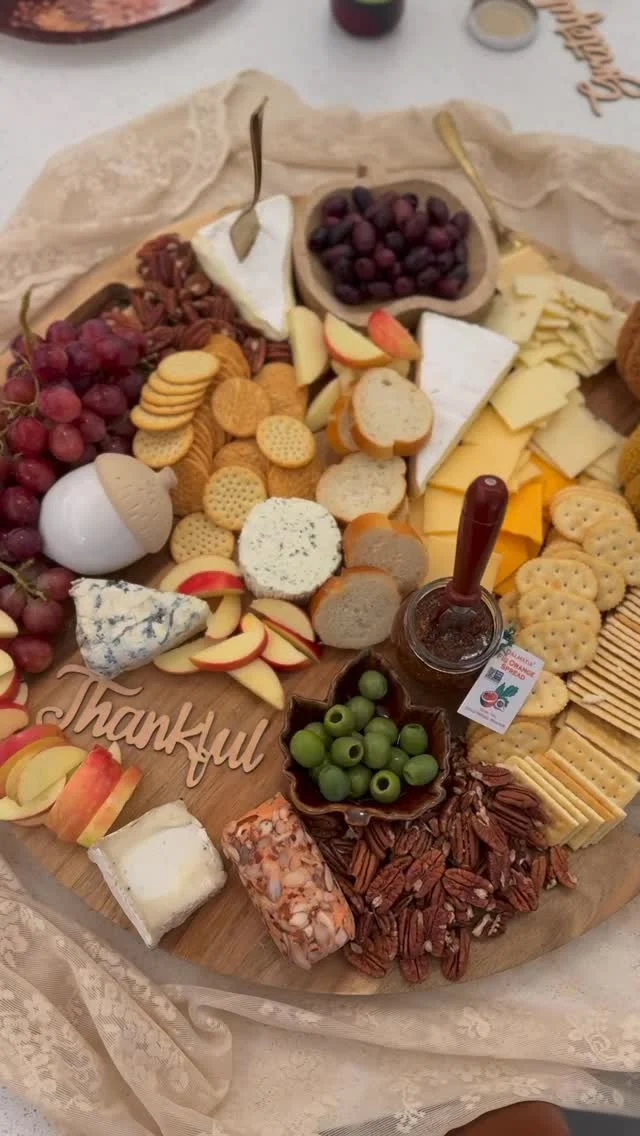 Friendsgiving will always be a November favorite. It’s that comforting moment to gather with the friends who feel like family and celebrate gratitude in our Holt community clubhouse 🦃🏠🍴